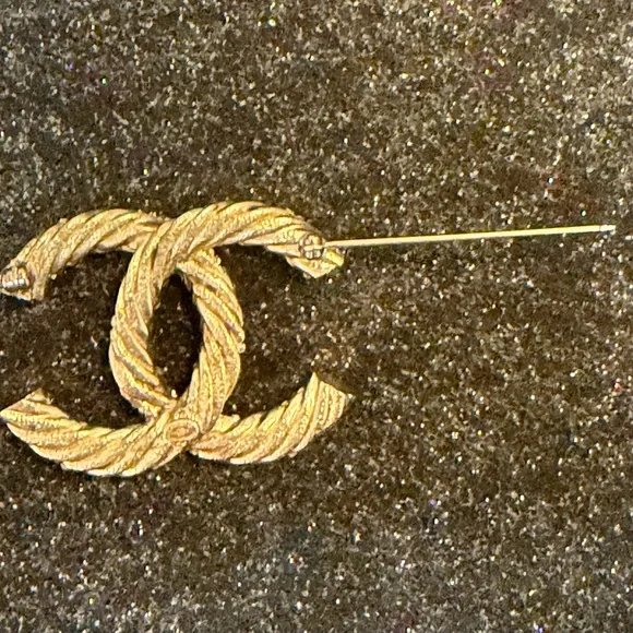 CHANEL Twisted Gold and Crystal Brooch - Picture 6 of 9